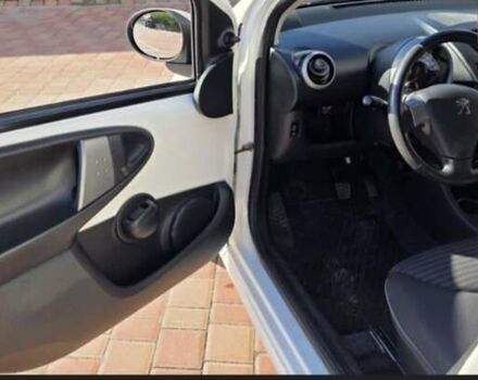 Белый Пежо 107, объемом двигателя 1 л и пробегом 145 тыс. км за 6900 $, фото 12 на Automoto.ua