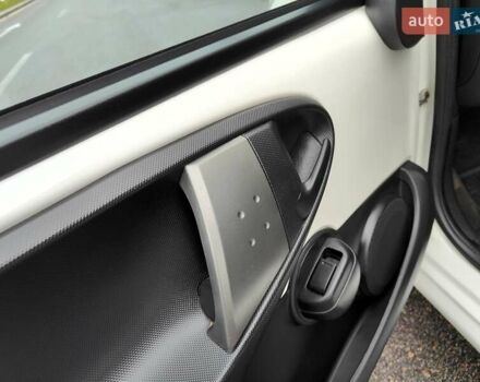 Білий Пежо 107, об'ємом двигуна 1 л та пробігом 117 тис. км за 4990 $, фото 31 на Automoto.ua