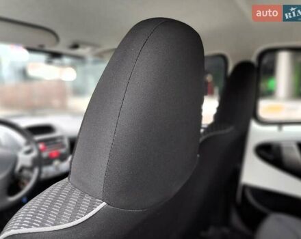 Білий Пежо 107, об'ємом двигуна 1 л та пробігом 117 тис. км за 4990 $, фото 40 на Automoto.ua