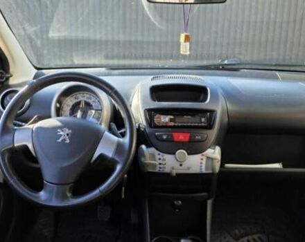 Белый Пежо 107, объемом двигателя 1 л и пробегом 145 тыс. км за 6900 $, фото 14 на Automoto.ua