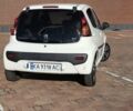 Белый Пежо 107, объемом двигателя 1 л и пробегом 145 тыс. км за 6900 $, фото 2 на Automoto.ua