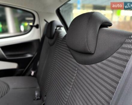 Білий Пежо 107, об'ємом двигуна 1 л та пробігом 117 тис. км за 4990 $, фото 43 на Automoto.ua