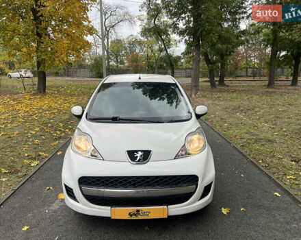 Белый Пежо 107, объемом двигателя 1 л и пробегом 130 тыс. км за 5100 $, фото 1 на Automoto.ua