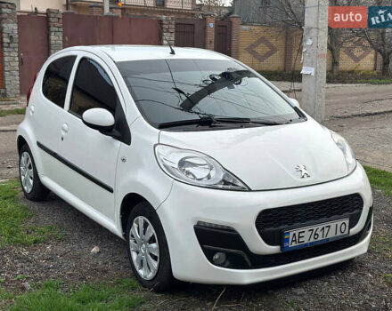 Белый Пежо 107, объемом двигателя 1 л и пробегом 77 тыс. км за 6300 $, фото 1 на Automoto.ua