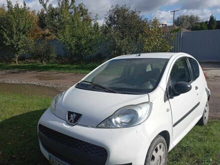 Белый Пежо 107, объемом двигателя 0.9 л и пробегом 380 тыс. км за 3150 $, фото 1 на Automoto.ua