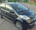 Черный Пежо 107, объемом двигателя 1 л и пробегом 155 тыс. км за 4400 $, фото 1 на Automoto.ua