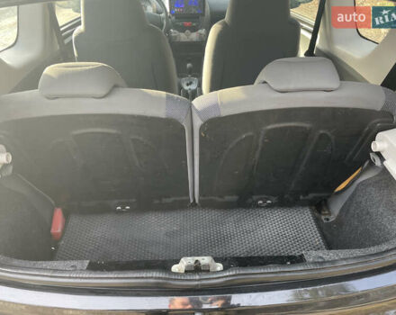 Черный Пежо 107, объемом двигателя 1 л и пробегом 148 тыс. км за 3999 $, фото 6 на Automoto.ua