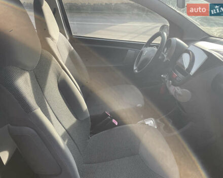 Черный Пежо 107, объемом двигателя 1 л и пробегом 148 тыс. км за 3999 $, фото 9 на Automoto.ua