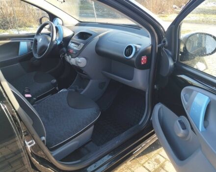 Черный Пежо 107, объемом двигателя 1 л и пробегом 207 тыс. км за 5500 $, фото 4 на Automoto.ua