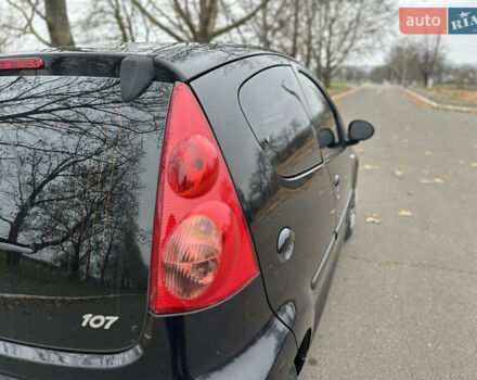 Черный Пежо 107, объемом двигателя 1 л и пробегом 110 тыс. км за 5200 $, фото 6 на Automoto.ua