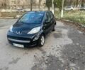 Черный Пежо 107, объемом двигателя 1 л и пробегом 130 тыс. км за 5500 $, фото 1 на Automoto.ua