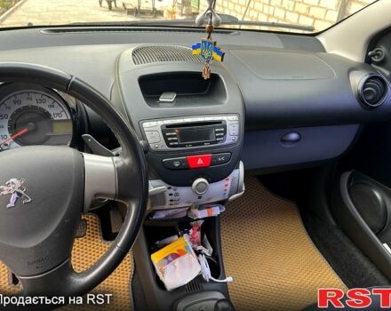 Чорний Пежо 107, об'ємом двигуна 1 л та пробігом 84 тис. км за 6500 $, фото 4 на Automoto.ua