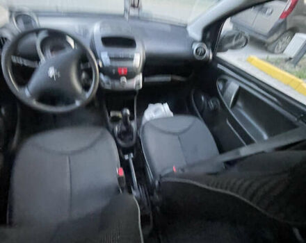 Черный Пежо 107, объемом двигателя 1 л и пробегом 167 тыс. км за 5000 $, фото 14 на Automoto.ua