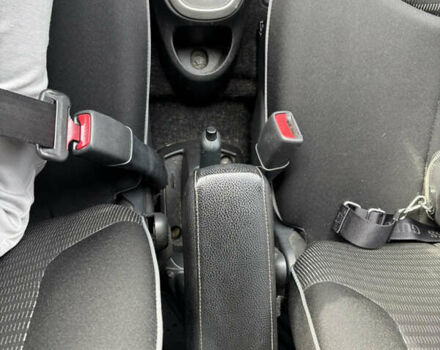 Фиолетовый Пежо 107, объемом двигателя 1 л и пробегом 111 тыс. км за 5700 $, фото 6 на Automoto.ua