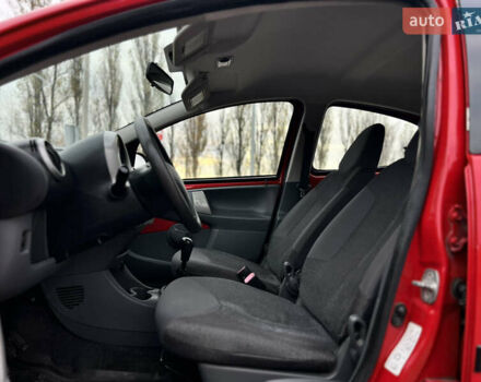 Червоний Пежо 107, об'ємом двигуна 1 л та пробігом 149 тис. км за 3999 $, фото 34 на Automoto.ua
