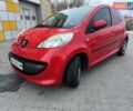 Красный Пежо 107, объемом двигателя 1.2 л и пробегом 180 тыс. км за 3600 $, фото 1 на Automoto.ua