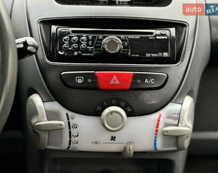 Червоний Пежо 107, об'ємом двигуна 1 л та пробігом 149 тис. км за 3999 $, фото 31 на Automoto.ua