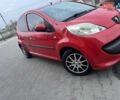 Красный Пежо 107, объемом двигателя 1.2 л и пробегом 180 тыс. км за 3600 $, фото 1 на Automoto.ua