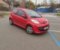 Красный Пежо 107, объемом двигателя 1 л и пробегом 181 тыс. км за 4099 $, фото 1 на Automoto.ua