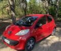 Красный Пежо 107, объемом двигателя 1 л и пробегом 200 тыс. км за 4500 $, фото 1 на Automoto.ua