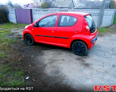 Красный Пежо 107, объемом двигателя 1 л и пробегом 250 тыс. км за 4400 $, фото 1 на Automoto.ua