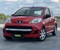 Красный Пежо 107, объемом двигателя 1 л и пробегом 129 тыс. км за 3950 $, фото 1 на Automoto.ua
