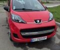 Красный Пежо 107, объемом двигателя 1 л и пробегом 154 тыс. км за 5500 $, фото 1 на Automoto.ua