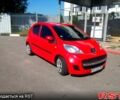 Красный Пежо 107, объемом двигателя 1 л и пробегом 156 тыс. км за 3850 $, фото 1 на Automoto.ua