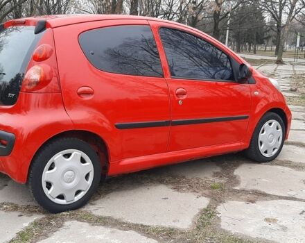 Красный Пежо 107, объемом двигателя 1 л и пробегом 160 тыс. км за 4800 $, фото 3 на Automoto.ua