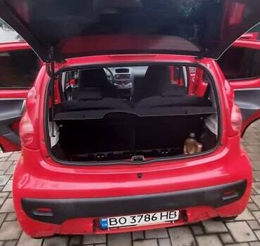 Красный Пежо 107, объемом двигателя 1 л и пробегом 161 тыс. км за 4700 $, фото 6 на Automoto.ua