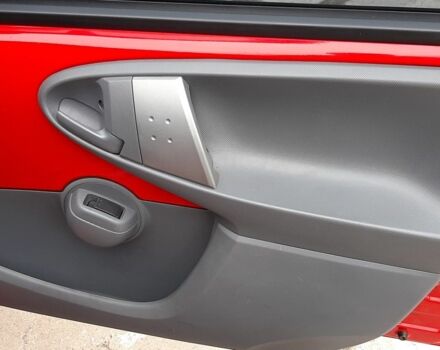 Красный Пежо 107, объемом двигателя 1 л и пробегом 160 тыс. км за 4800 $, фото 4 на Automoto.ua