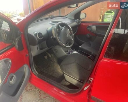 Красный Пежо 107, объемом двигателя 1 л и пробегом 134 тыс. км за 5600 $, фото 2 на Automoto.ua
