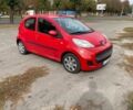 Красный Пежо 107, объемом двигателя 1 л и пробегом 172 тыс. км за 3500 $, фото 3 на Automoto.ua