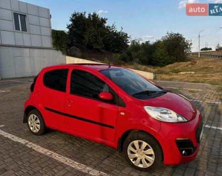Червоний Пежо 107, об'ємом двигуна 1 л та пробігом 115 тис. км за 5500 $, фото 2 на Automoto.ua