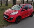 Красный Пежо 107, объемом двигателя 1 л и пробегом 107 тыс. км за 5800 $, фото 1 на Automoto.ua