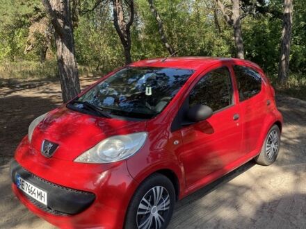 Красный Пежо 107, объемом двигателя 1 л и пробегом 200 тыс. км за 4500 $, фото 1 на Automoto.ua