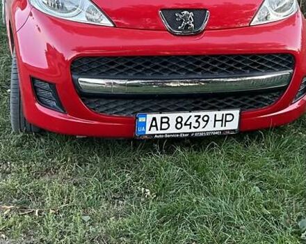 Красный Пежо 107, объемом двигателя 1 л и пробегом 142 тыс. км за 4300 $, фото 1 на Automoto.ua
