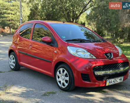 Красный Пежо 107, объемом двигателя 1 л и пробегом 112 тыс. км за 4250 $, фото 1 на Automoto.ua