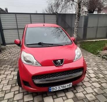 Красный Пежо 107, объемом двигателя 1 л и пробегом 161 тыс. км за 4700 $, фото 1 на Automoto.ua