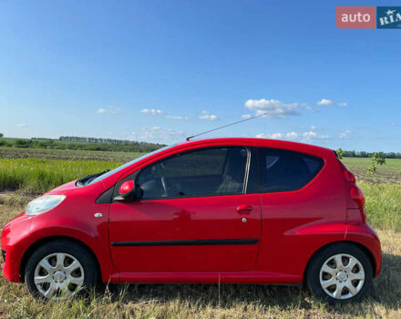 Красный Пежо 107, объемом двигателя 1 л и пробегом 224 тыс. км за 5200 $, фото 1 на Automoto.ua