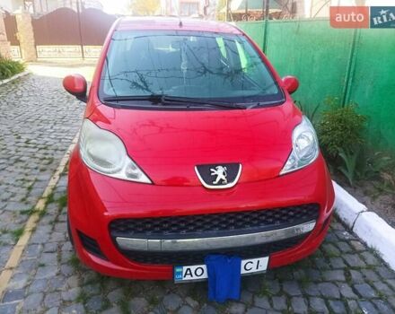 Красный Пежо 107, объемом двигателя 1 л и пробегом 125 тыс. км за 5500 $, фото 1 на Automoto.ua