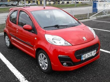 Пежо 107 2013 в Днепре (Днепропетровске) на Automoto.ua Красный Пежо 107, объемом двигателя 1 л и пробегом 108 тыс. км за 6500 $, фото 1 на Automoto.ua