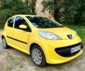 Жовтий Пежо 107, об'ємом двигуна 1 л та пробігом 216 тис. км за 3850 $, фото 1 на Automoto.ua