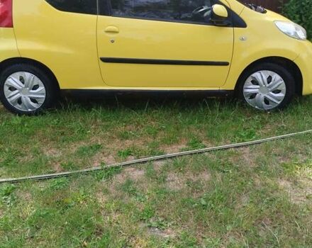 Желтый Пежо 107, объемом двигателя 1 л и пробегом 216 тыс. км за 3300 $, фото 3 на Automoto.ua