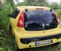 Желтый Пежо 107, объемом двигателя 1 л и пробегом 216 тыс. км за 3300 $, фото 1 на Automoto.ua