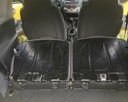 Желтый Пежо 107, объемом двигателя 1 л и пробегом 216 тыс. км за 3300 $, фото 9 на Automoto.ua