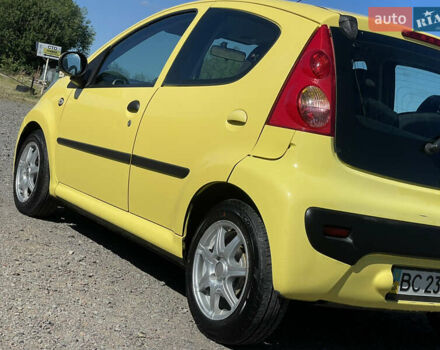 Желтый Пежо 107, объемом двигателя 1 л и пробегом 261 тыс. км за 3900 $, фото 3 на Automoto.ua
