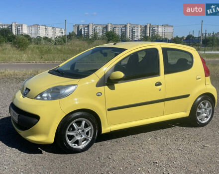 Желтый Пежо 107, объемом двигателя 1 л и пробегом 261 тыс. км за 3900 $, фото 5 на Automoto.ua