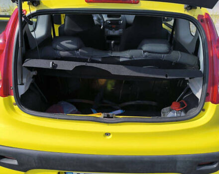 Желтый Пежо 107, объемом двигателя 1 л и пробегом 140 тыс. км за 3100 $, фото 6 на Automoto.ua