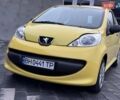 Желтый Пежо 107, объемом двигателя 1 л и пробегом 178 тыс. км за 3500 $, фото 2 на Automoto.ua
